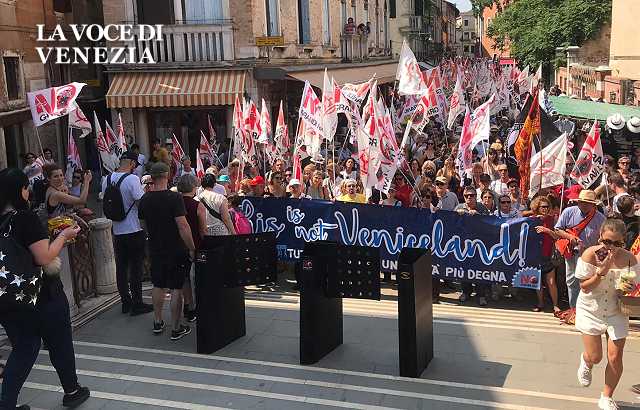 Venezia non è Veniceland, Turismo e Grandi Navi: la gente scende in piazza