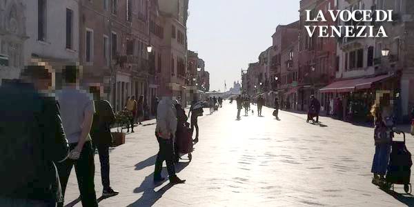Venezia, come aggirare i divieti. Anziani in tuta che fingono stretching, passeggiate di gruppo, ecc