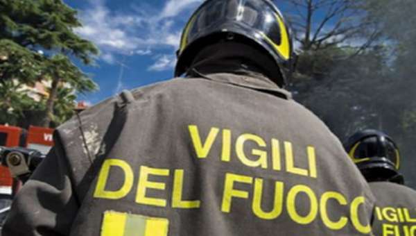 Valdagno, vigili del fuoco salvano cagnolina caduta in una tubazione di scolo