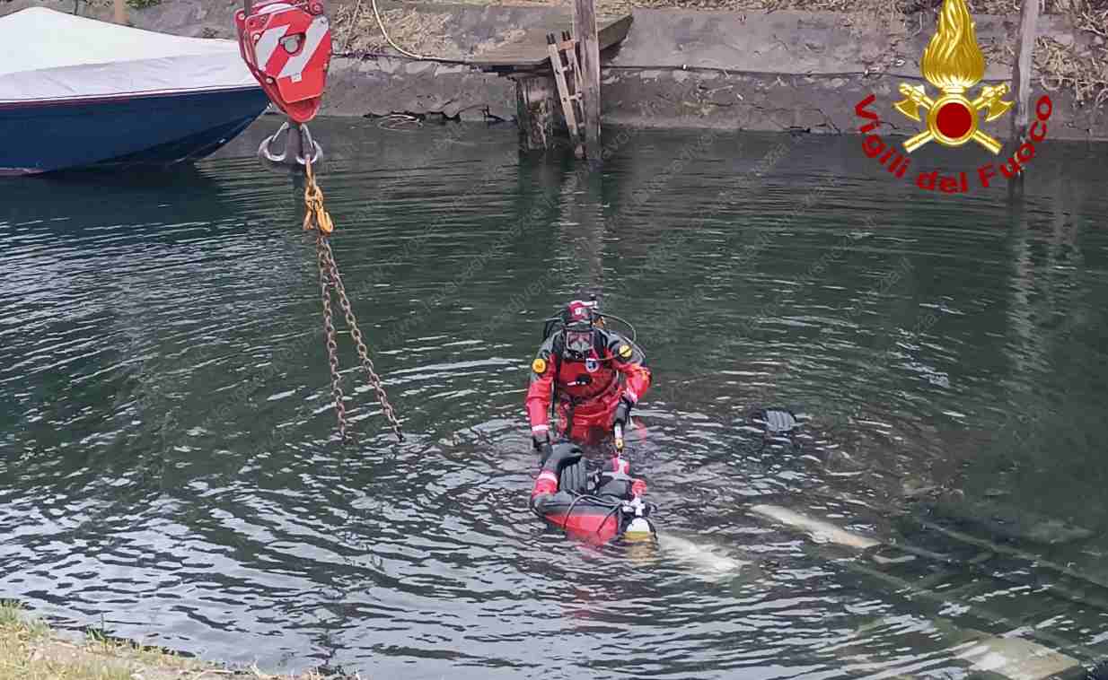 vigili del fuoco ripescano il mezzo