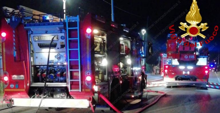 Donna si salva da violenza sessuale facendo un segno ai vigili del fuoco di passaggio
