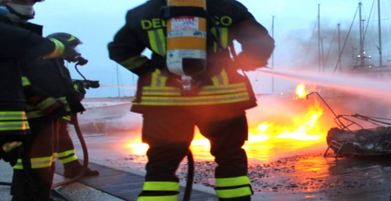 vigili fuoco pompieri fuoco barca in porto net 1240