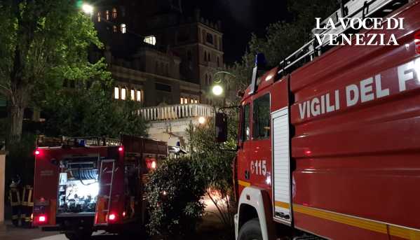 Fiamme all'Hotel Excelsior del Lido di Venezia. A fuoco un frigo