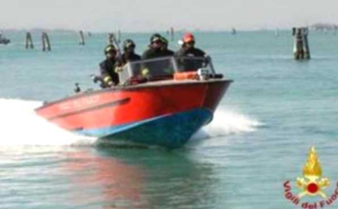 vigili fuoco pompieri venezia barca