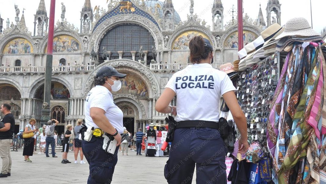 vigili polizia locale venezia banchetto piazza san marco up 1240