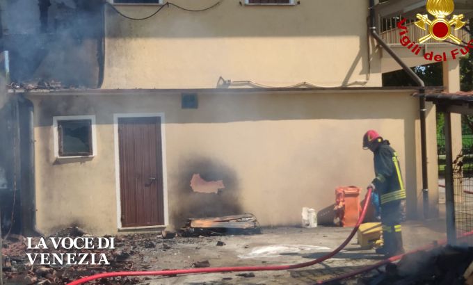 Violento incendio a San Donà: a fuoco trattori ma le fiamme arrivano all'abitazione