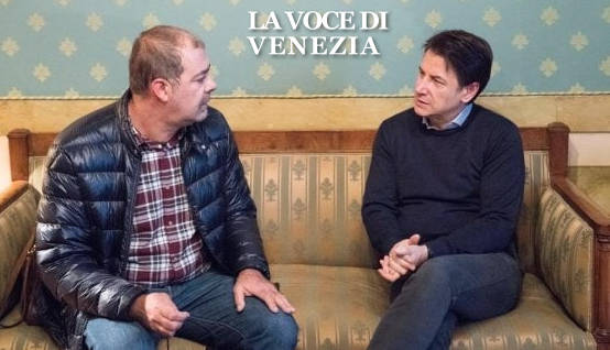 L'edicola simbolo di Venezia con l'acqua alta non può riaprire